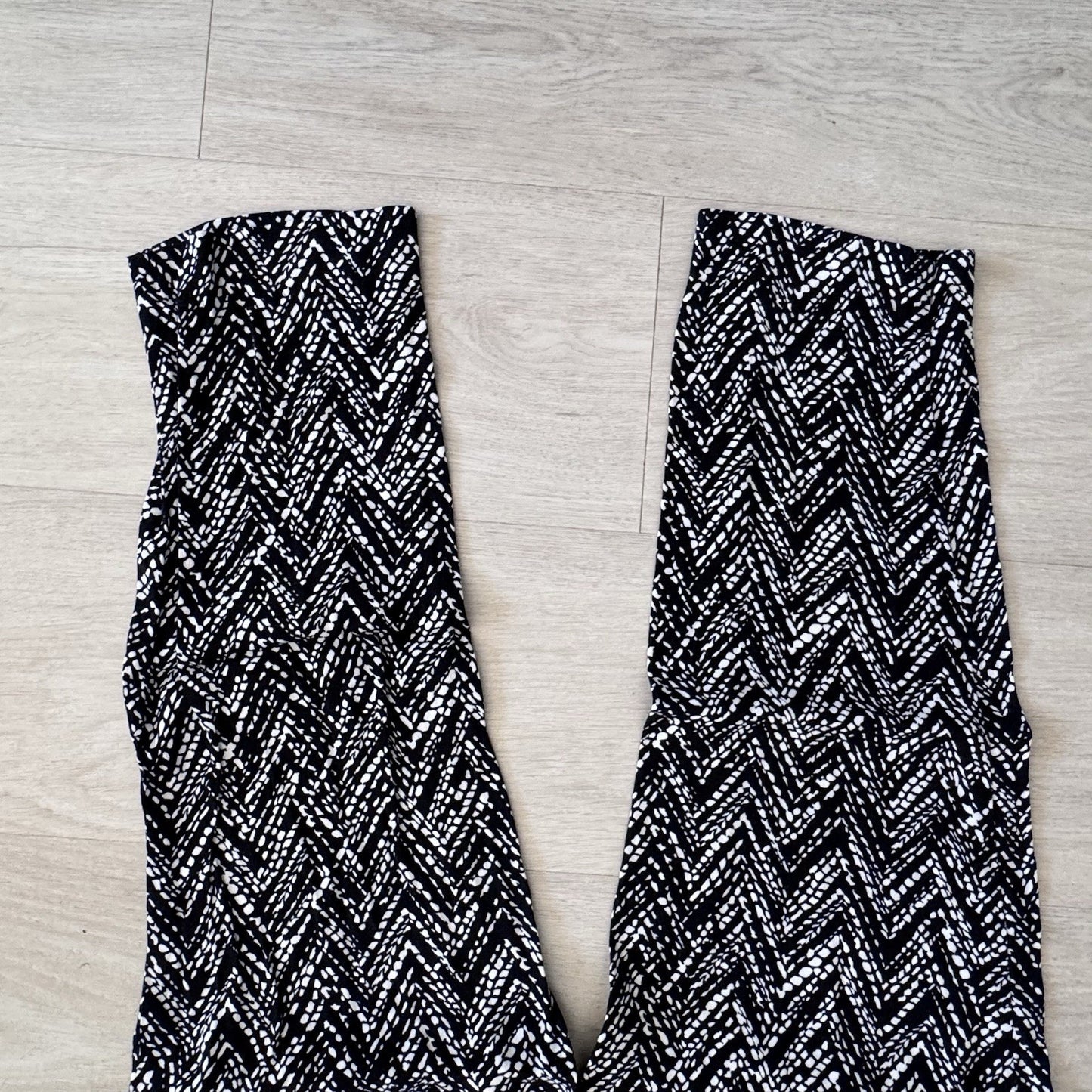 WHBM Taper Ankle Pants Size 8 Black White Chevron Print