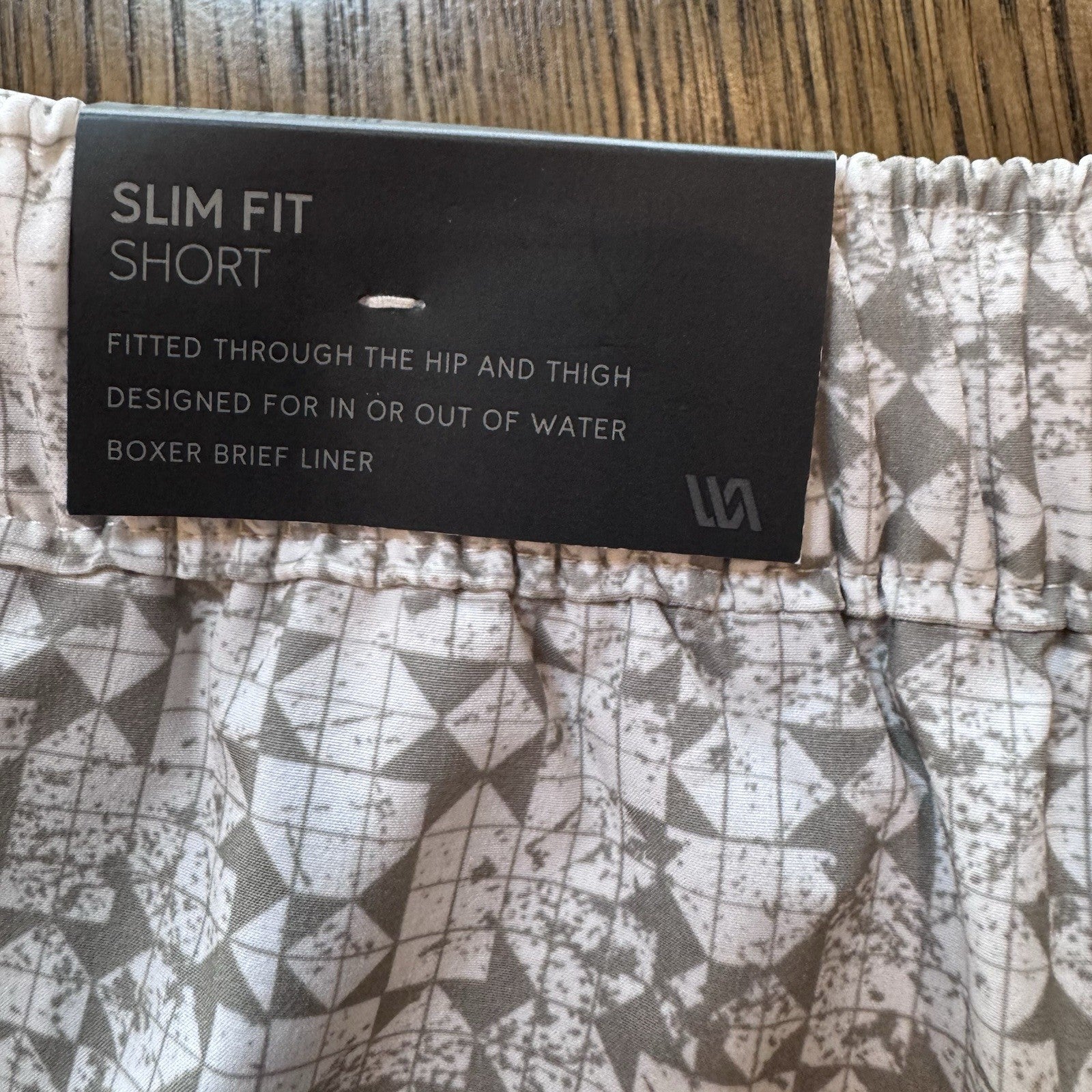 VRST Men’s Slim Fit 5” Resort Shorts Size S Gray Geo Print Swim Lined Zippered