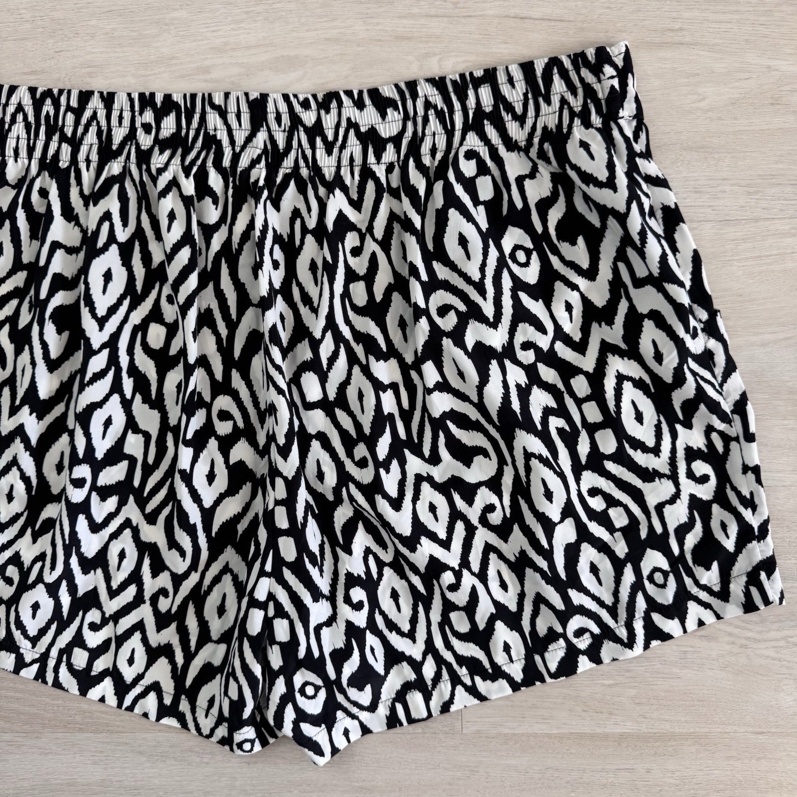 Torrid Black White Ikat Shorts Size 2 Plus Elastic Waist NWT