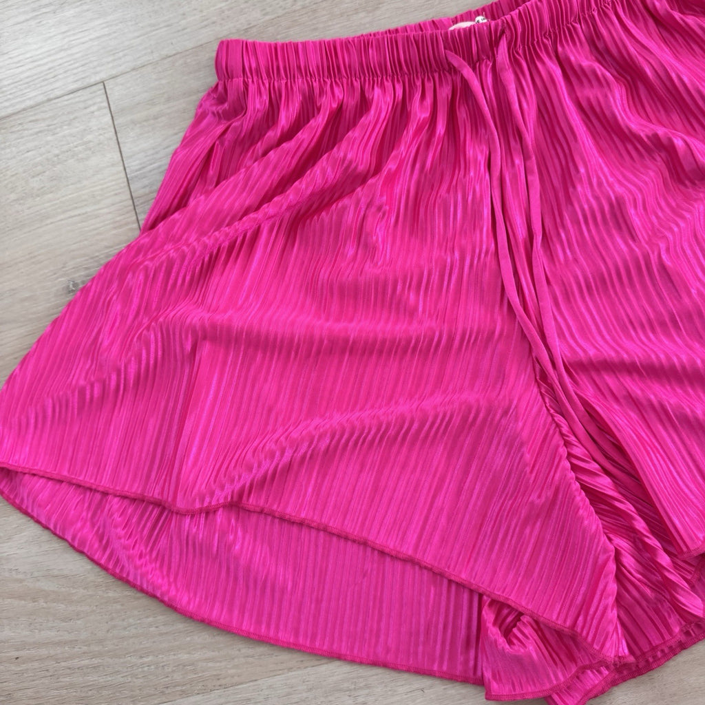 Good American Fuchsia Women’s Pleated Shorts 00 0 Satin Barbiecore