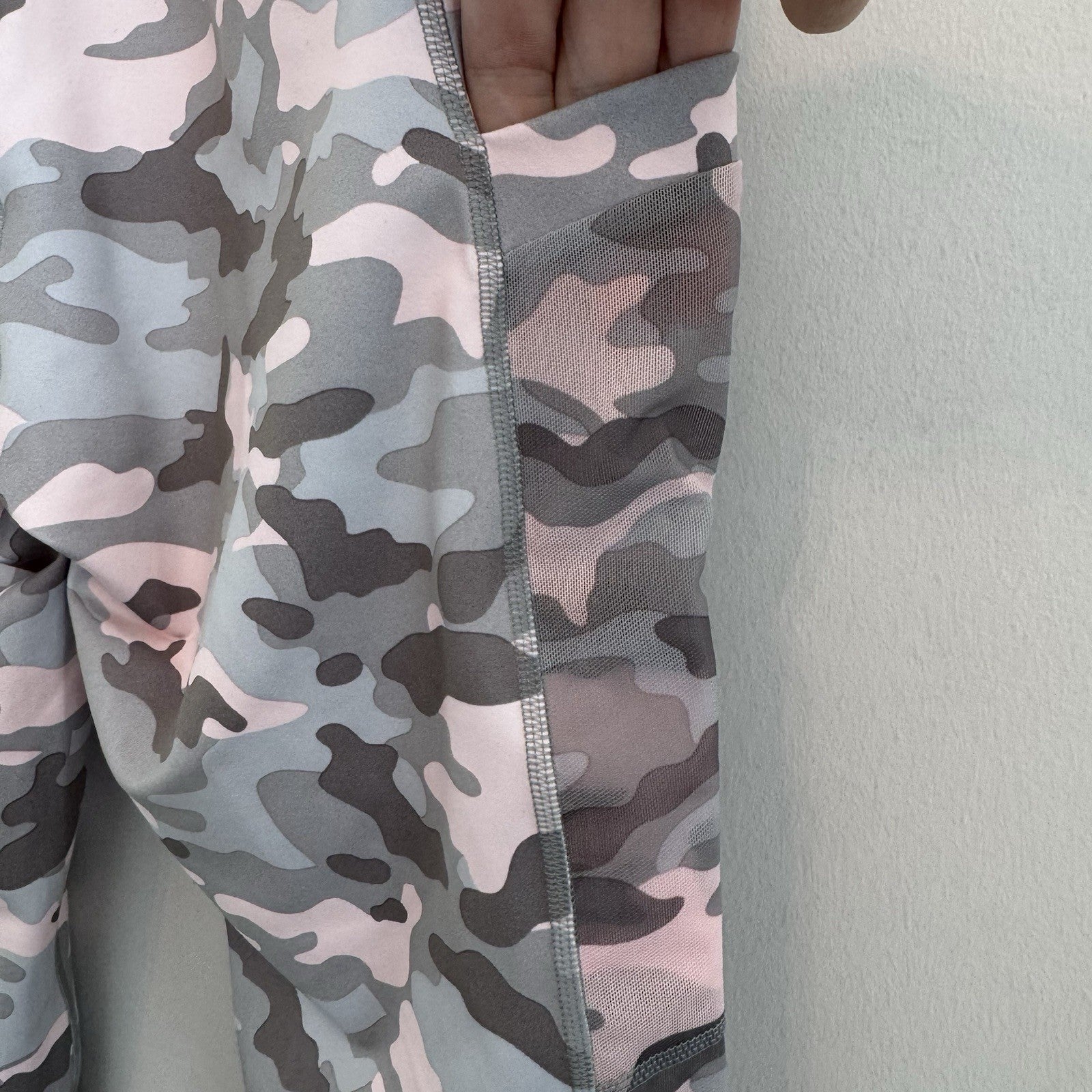 NWT Fabletics Mila Pocket Capri Leggings Camo Pink Gray M PowerHold