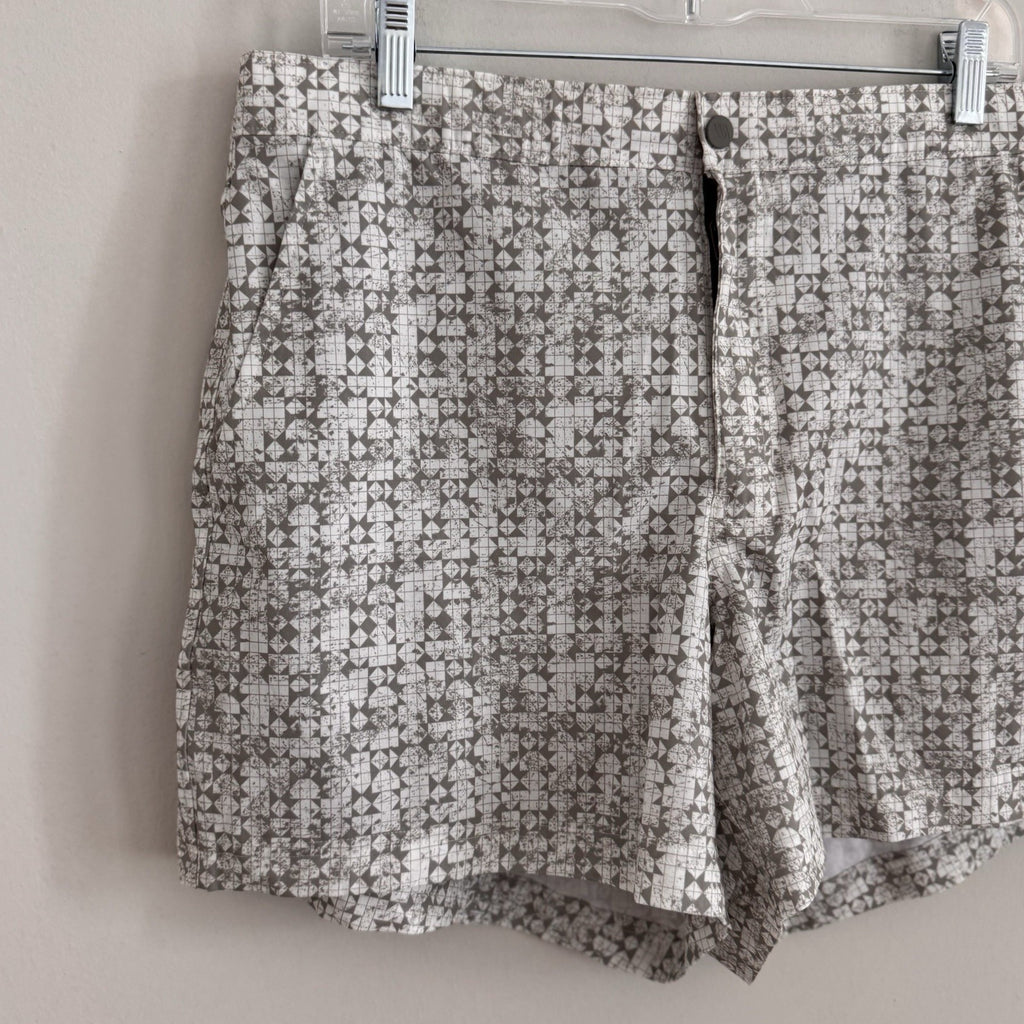 VRST Men's Large 5" Resort Short Print White Silver Stamped Geo NWT Slim Fit