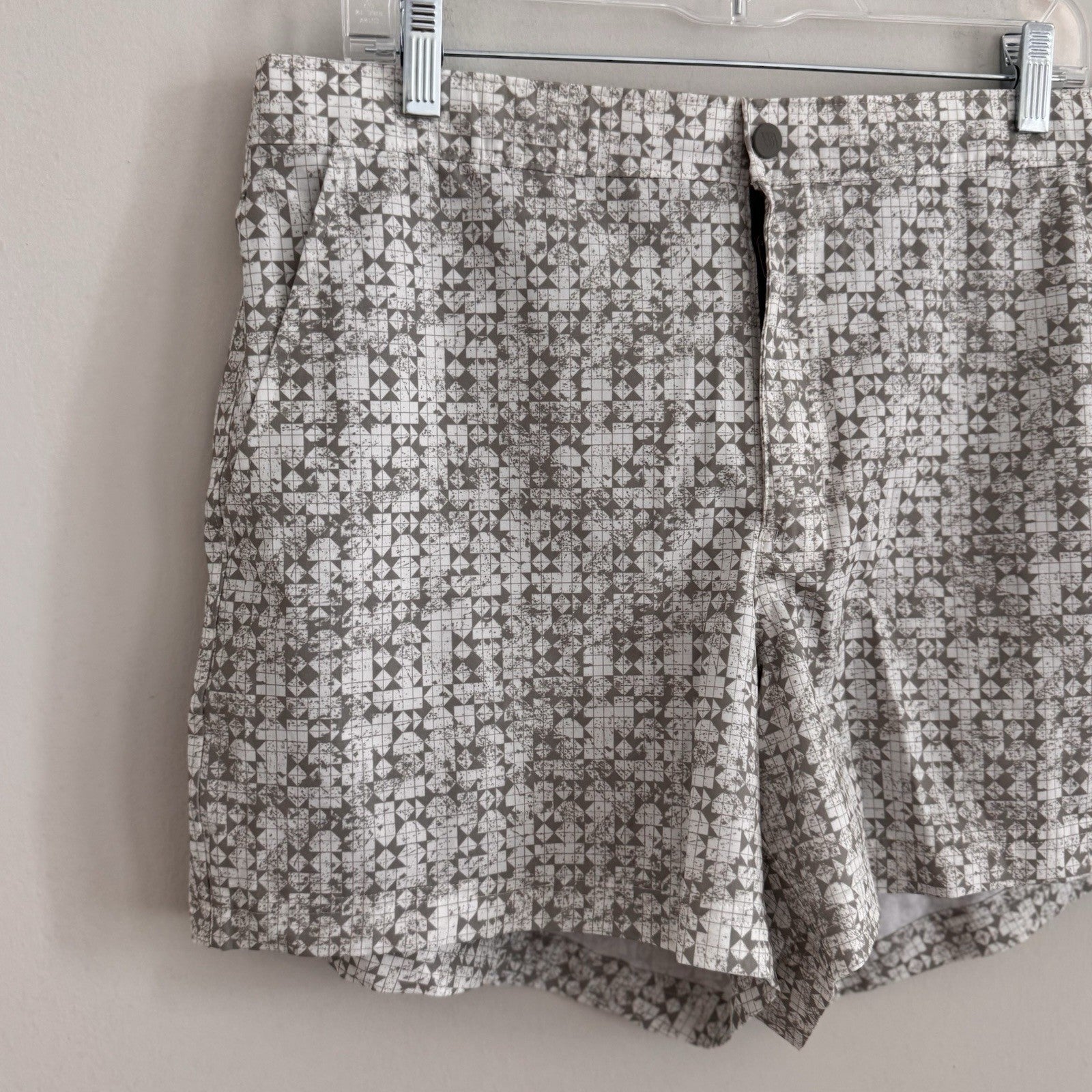 VRST Men's Large 5" Resort Short Print White Silver Stamped Geo NWT Slim Fit