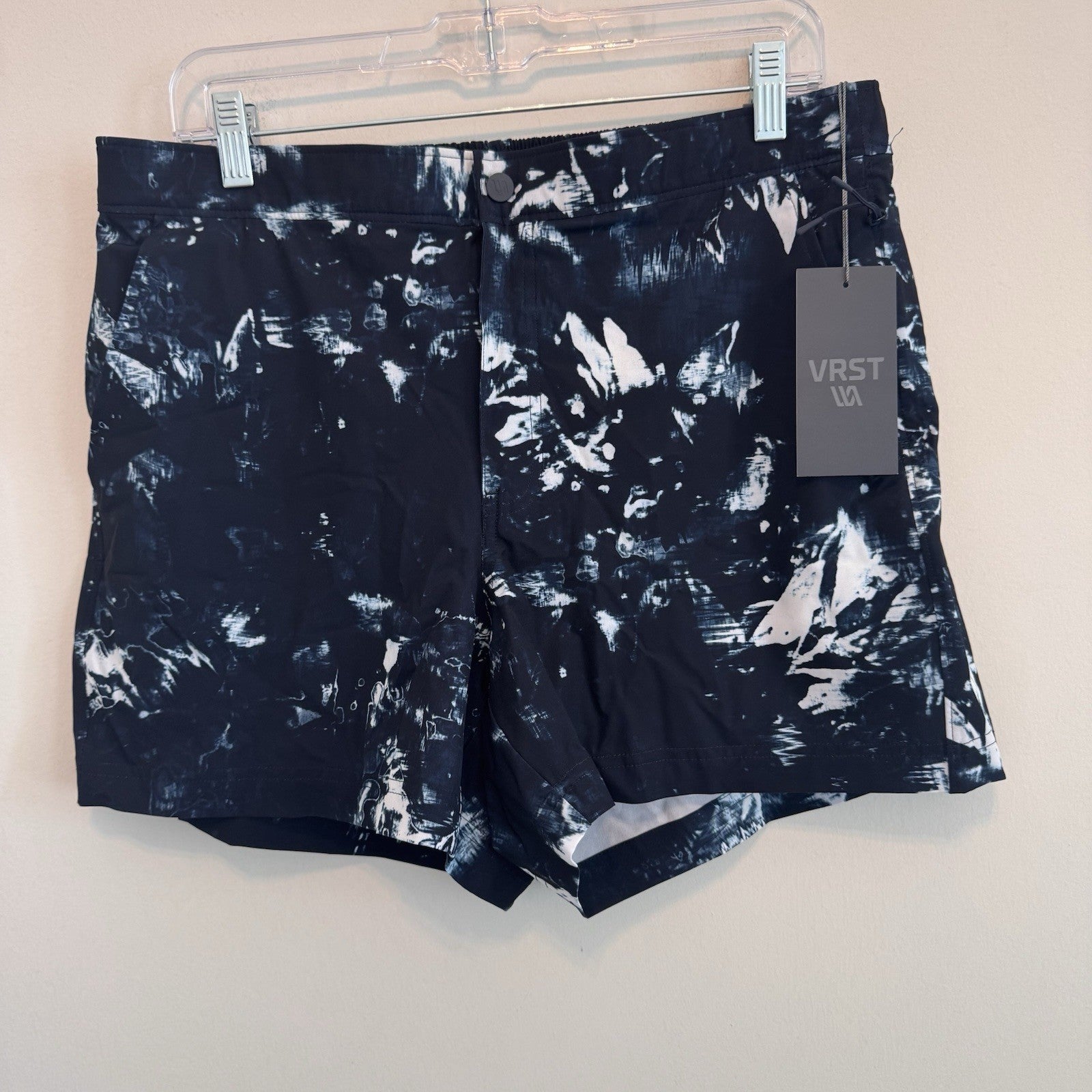 VRST Men’s 5” Resort Short Indigo Craft Print Medium NWT Quick Dry UV Protection