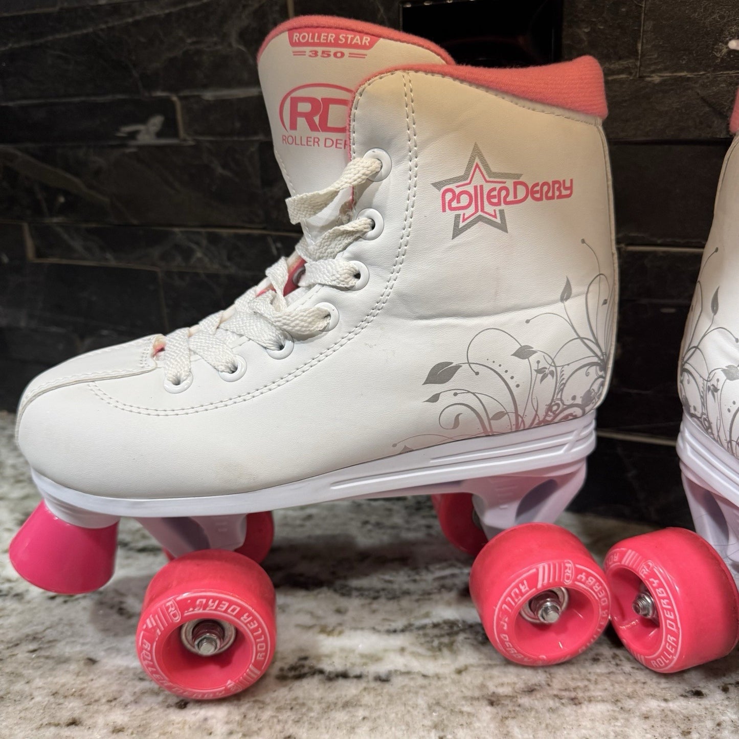 Roller Derby Roller Skates Girls Size 4 White/Pink/Silver Design Roller Star 350