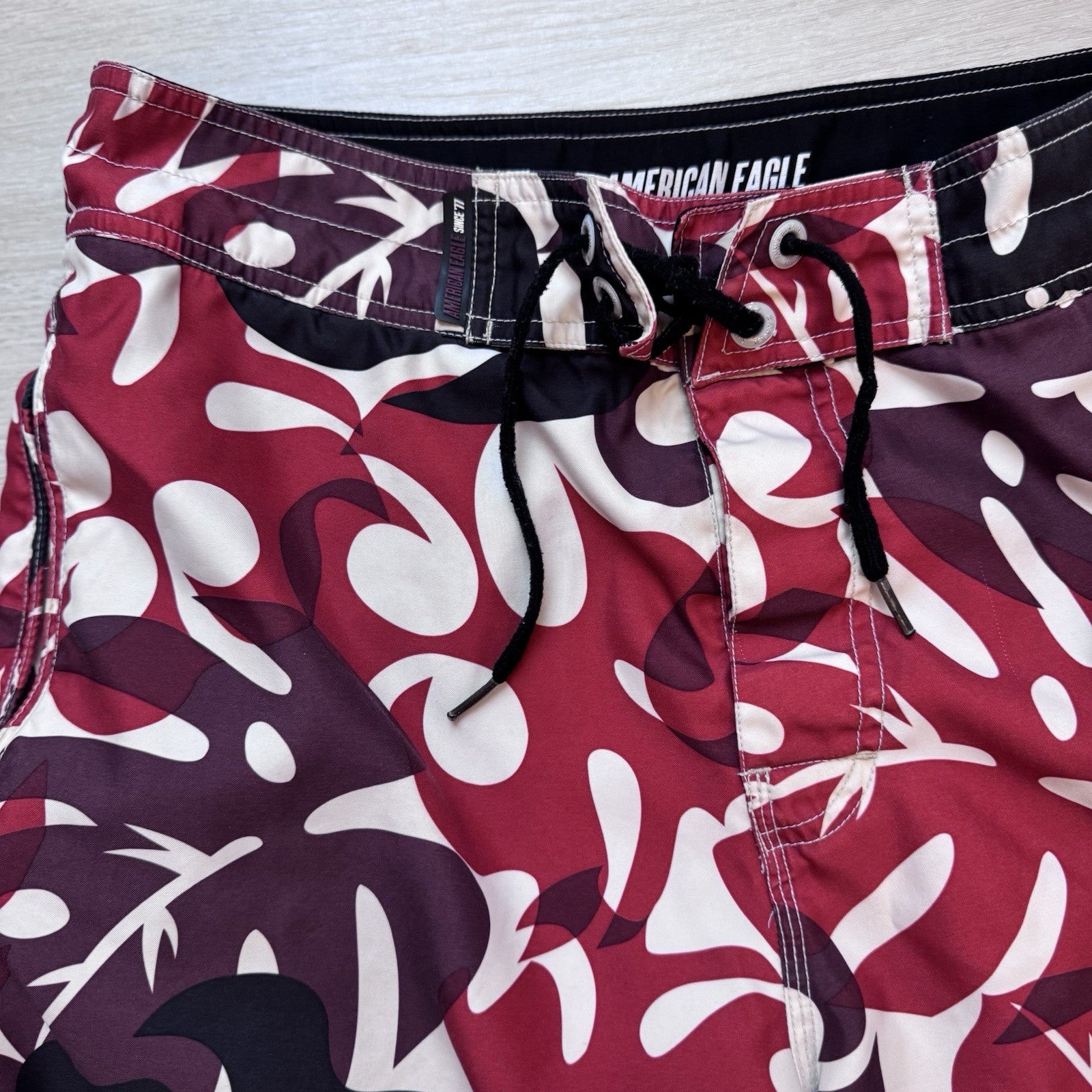 American Eagle Outfitters Board Shorts Men’s Size 32 Red Floral Swim Trunks 
