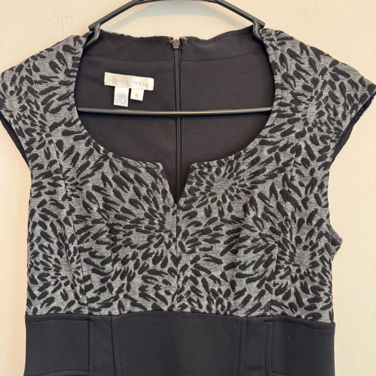 London Times Women's 6 Black Gray Mixed Print Cap Sleeve Sheath Dress Lined