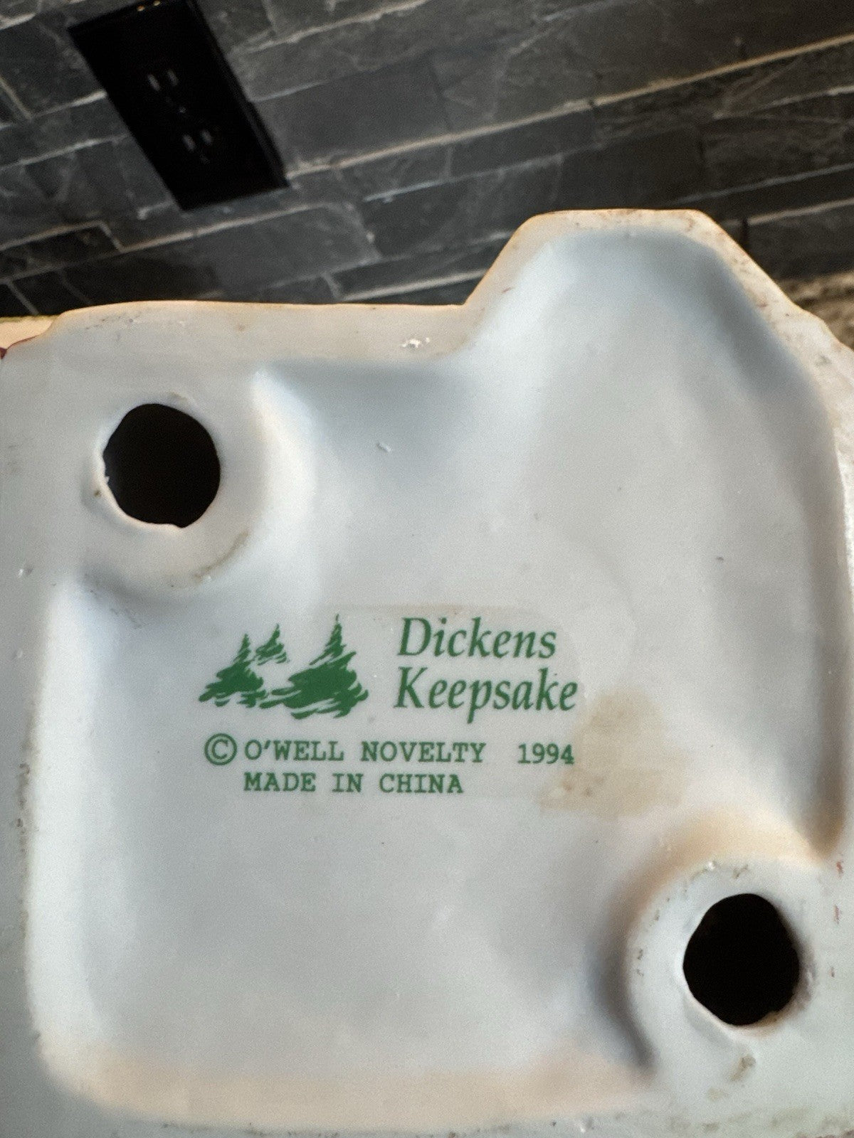 O'Well Dickens Keepsake Rose & Crown Hotel & Pub Lighted Christmas Village