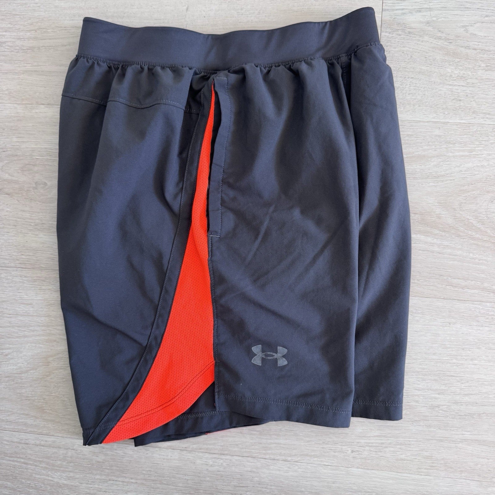Under Armour Mens HeatGear Shorts Size Small Black Red Liner Cut