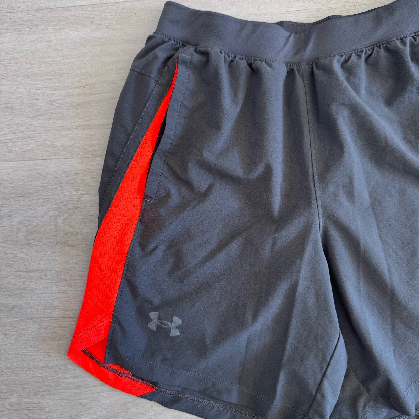 Under Armour Mens HeatGear Shorts Size Small Black Red Liner Cut